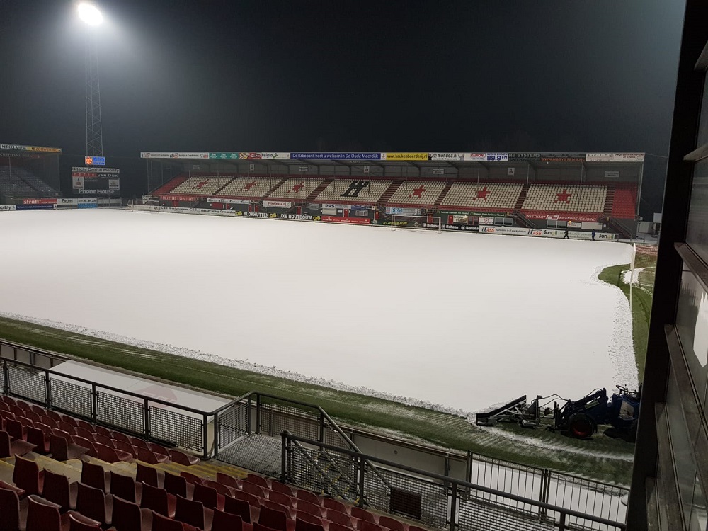 Dikke laag sneeuw op hoofdveld F.C. Emmen